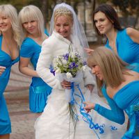Подружки в голубом и невеста 