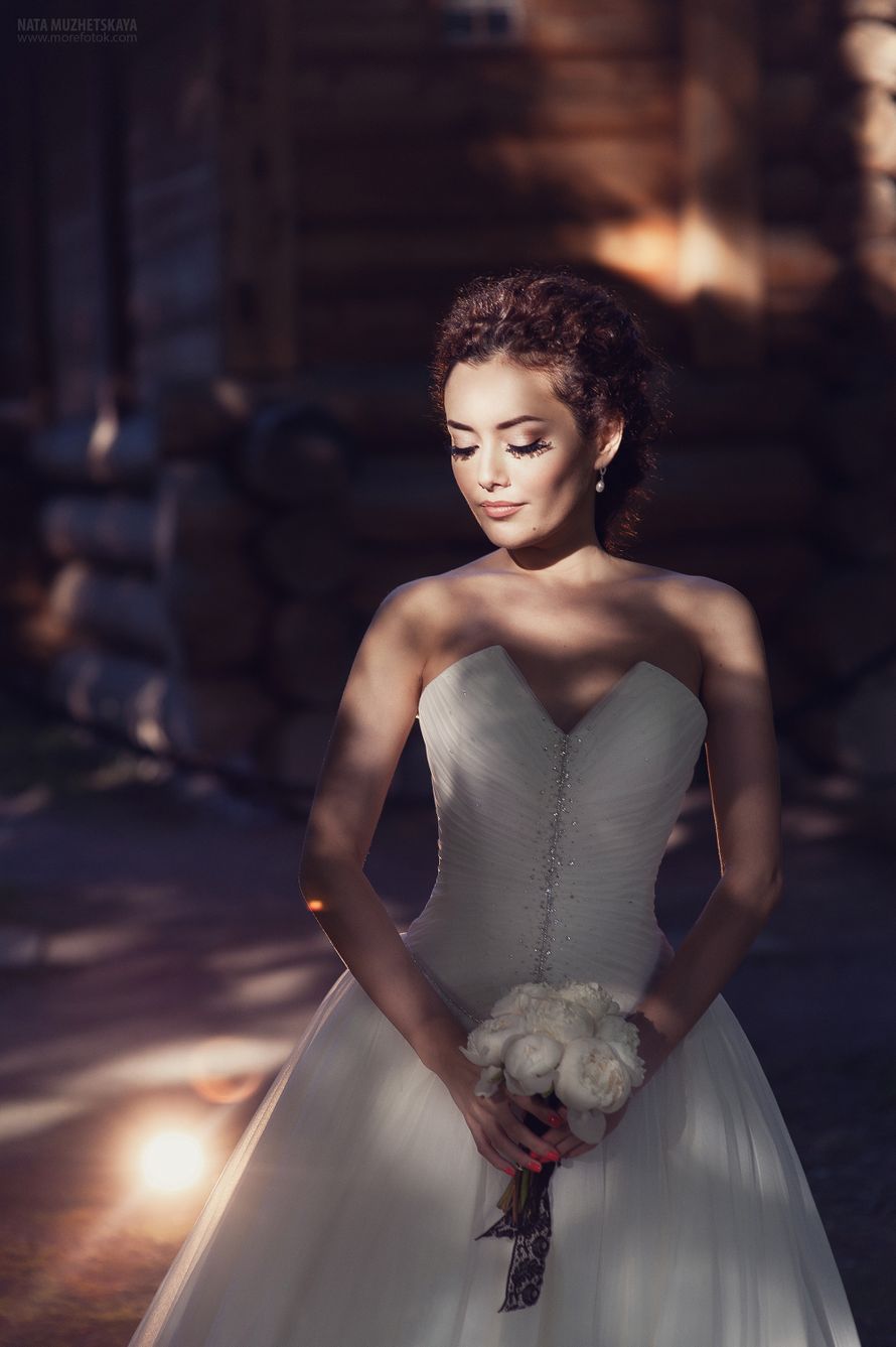 Фотосессия в Коломенском, очень красивый портрет невесты, букет, жесткий свет - фото 2170736 Наталия Мужецкая - фотограф