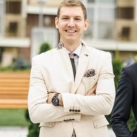 Ведущий Андрей Волошин