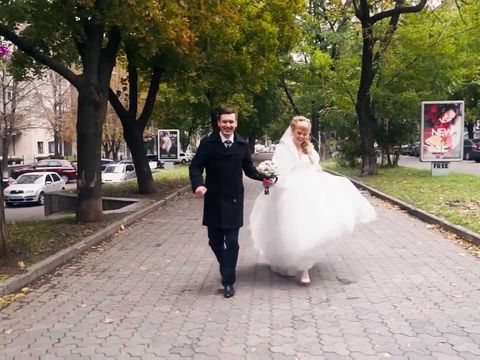Видеосъемка красивой свадебной прогулки