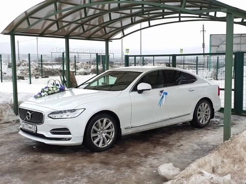 Белый Volvo S90 в свадебном украшении вариант 88 @auto-na-prokat.ru