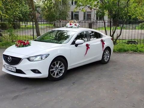 Белая Mazda 6 в свадебном украшении вариант 84 @auto-na-prokat.ru
