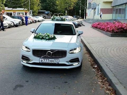 Белый Volvo S90 в свадебном украшении 77 @auto-na-prokat.ru