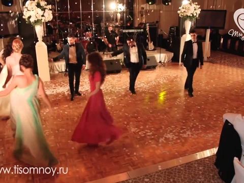 Супер свадебный шоу-танец, с участием друзей молодоженов :: Смотреть обязательно!