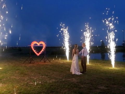 Фонтаны, сердце и большой фейерверк на свадьбу