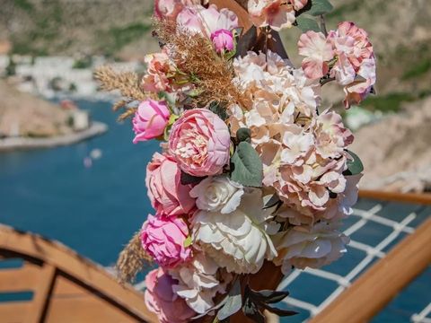 Свадебная церемония в Крыму с видом на море.